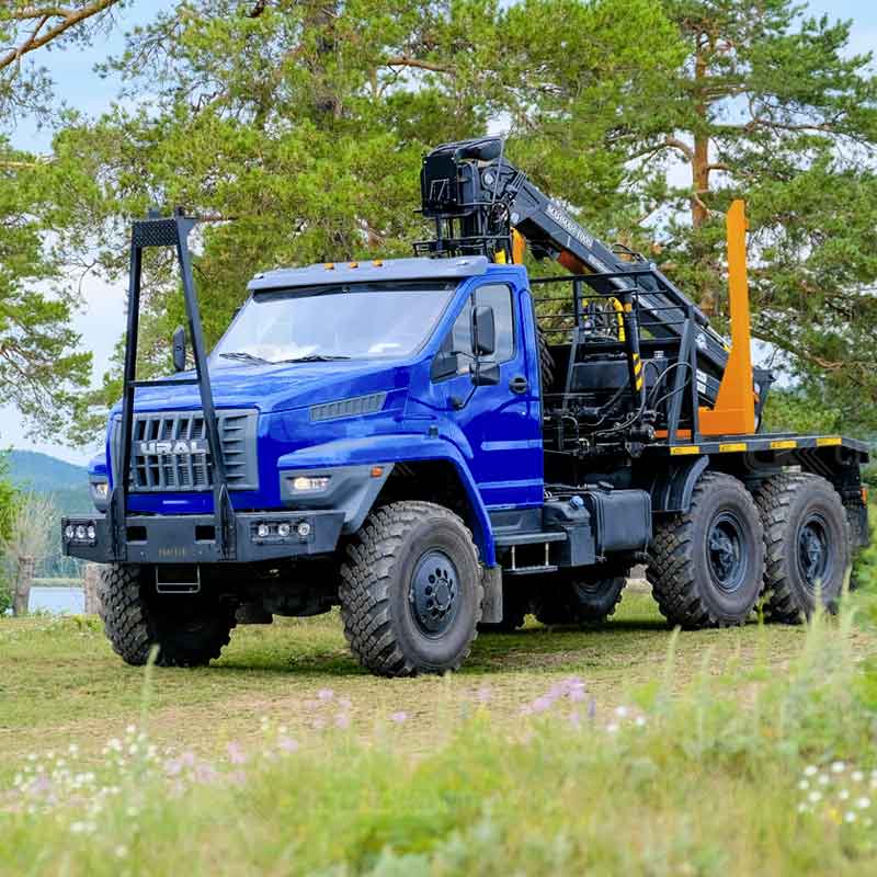 Услуга аренды лесовоза с краном манипулятором на шасси вездехода УРАЛ 6*6